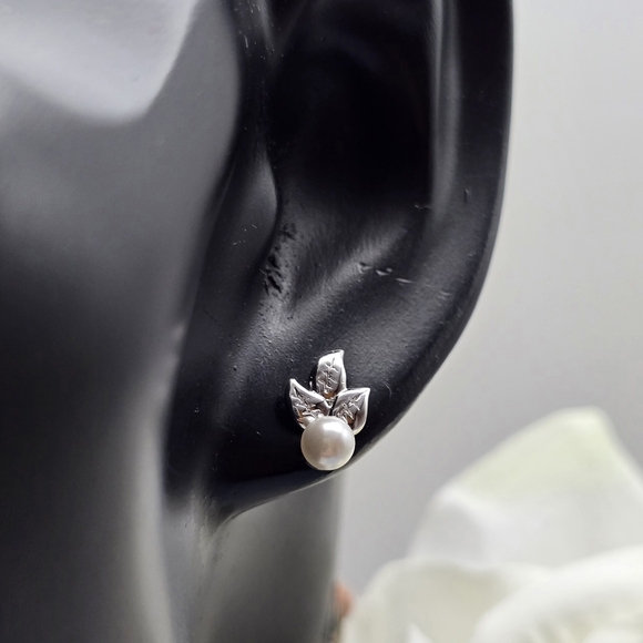 ♥️ LEAF STERLING SILVER STUD EARRINGS - Picture 3 of 5